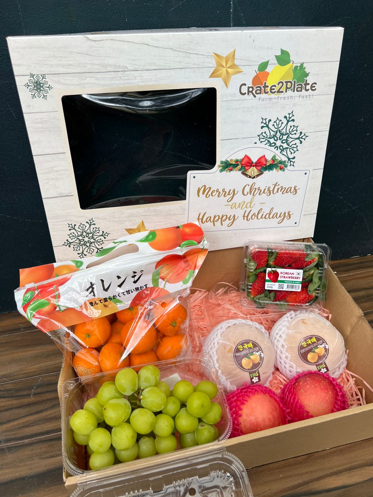 Gift Box Korean Strawberries, Korean Pears, Fuji Apples, Japan Mandarin Pack and Muscat Clamshell (Holiday Gift Box)