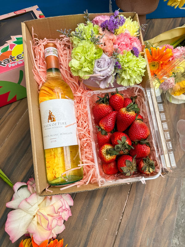 Flower Gift Box Strawberries and Chain Of Fire Sauvignon Blanc Semillon 2020