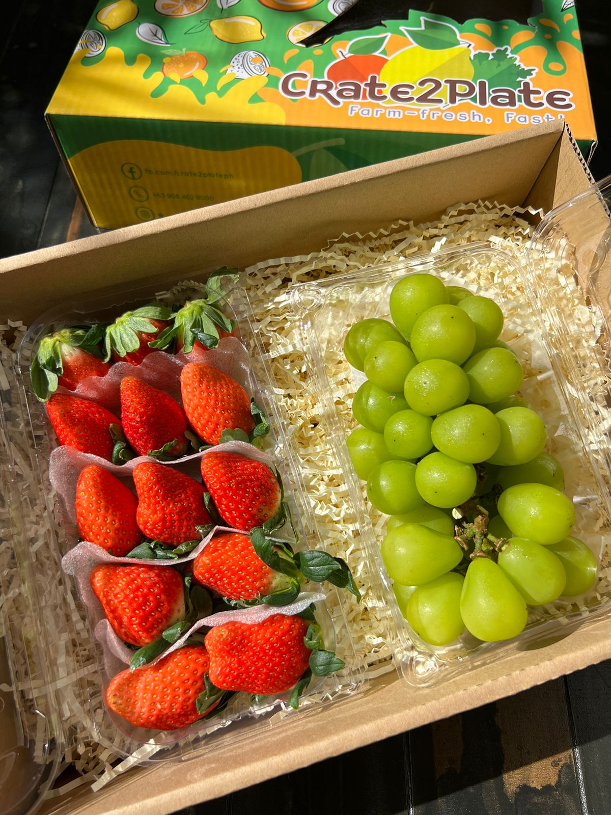 Gift Box Korean Strawberries 330g and Regular Muscat pack