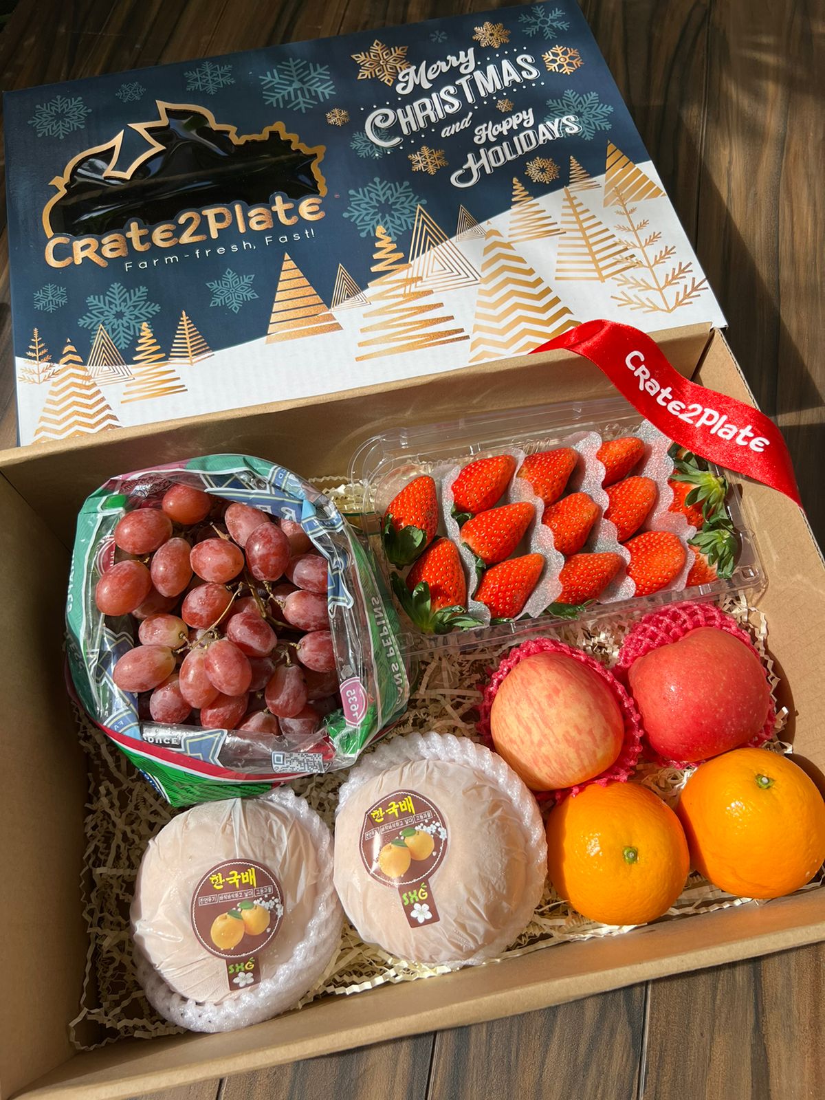 Gift Box Korean Strawberries, Grapes , Koren Pears, Fuji and Orange