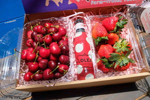 Gift Box Red Cherries 1kg, Strawberries and Red Lolea Nº1 Sangria 200ml