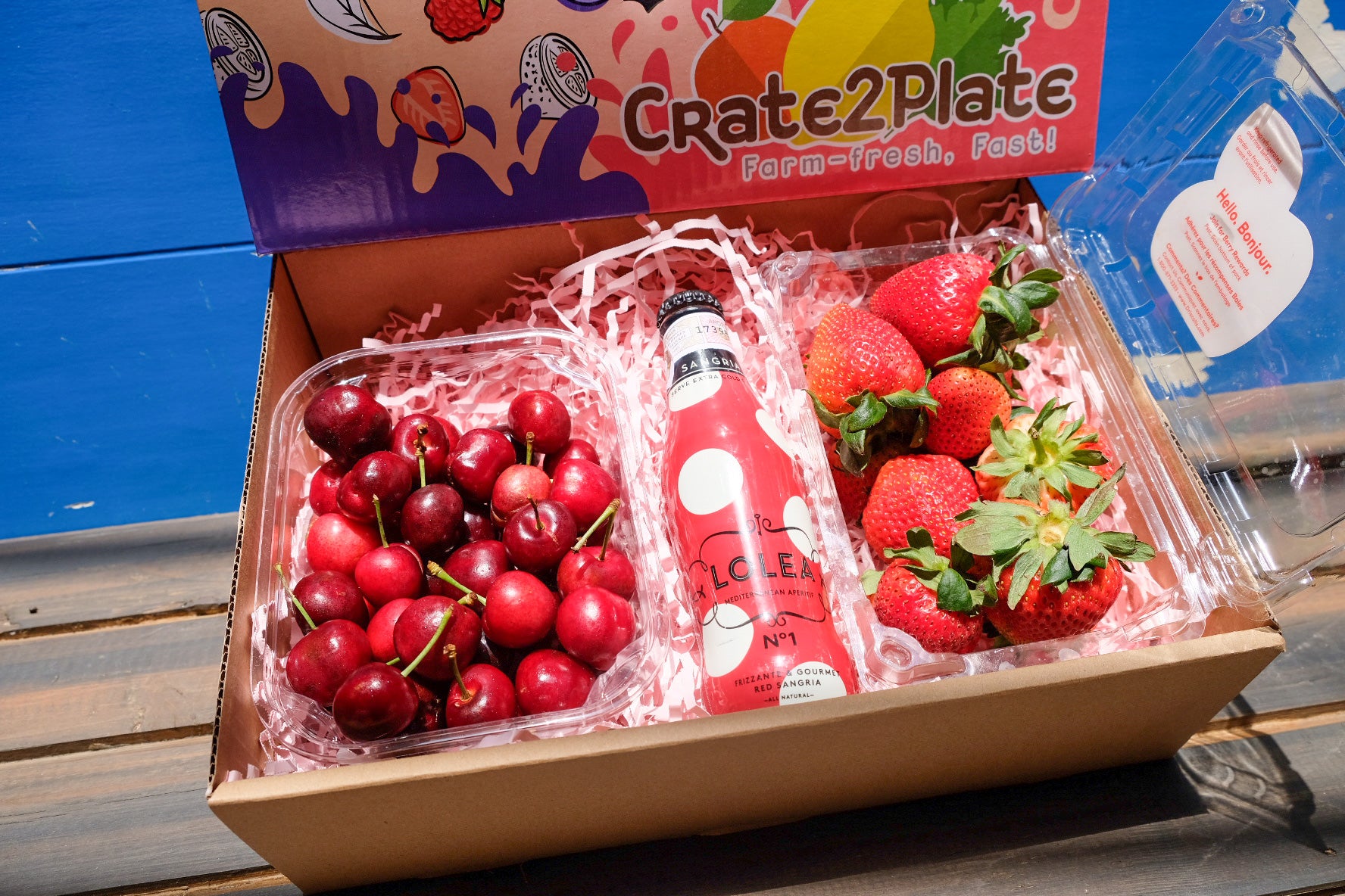 GIFT BOX Red Cherries half kg, Driscoll's Strawberries and Red Lolea Nº1 Sangria 200ML