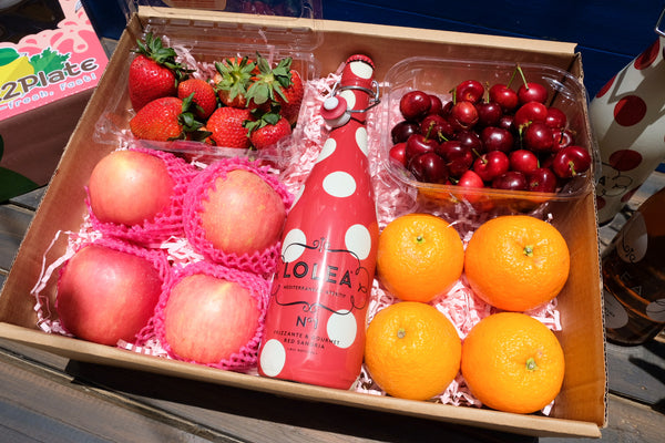 Gift Box Red Cherries half kg, Strawberries, Fuji, Orange and Red Lolea Nº1 Sangria 750ml