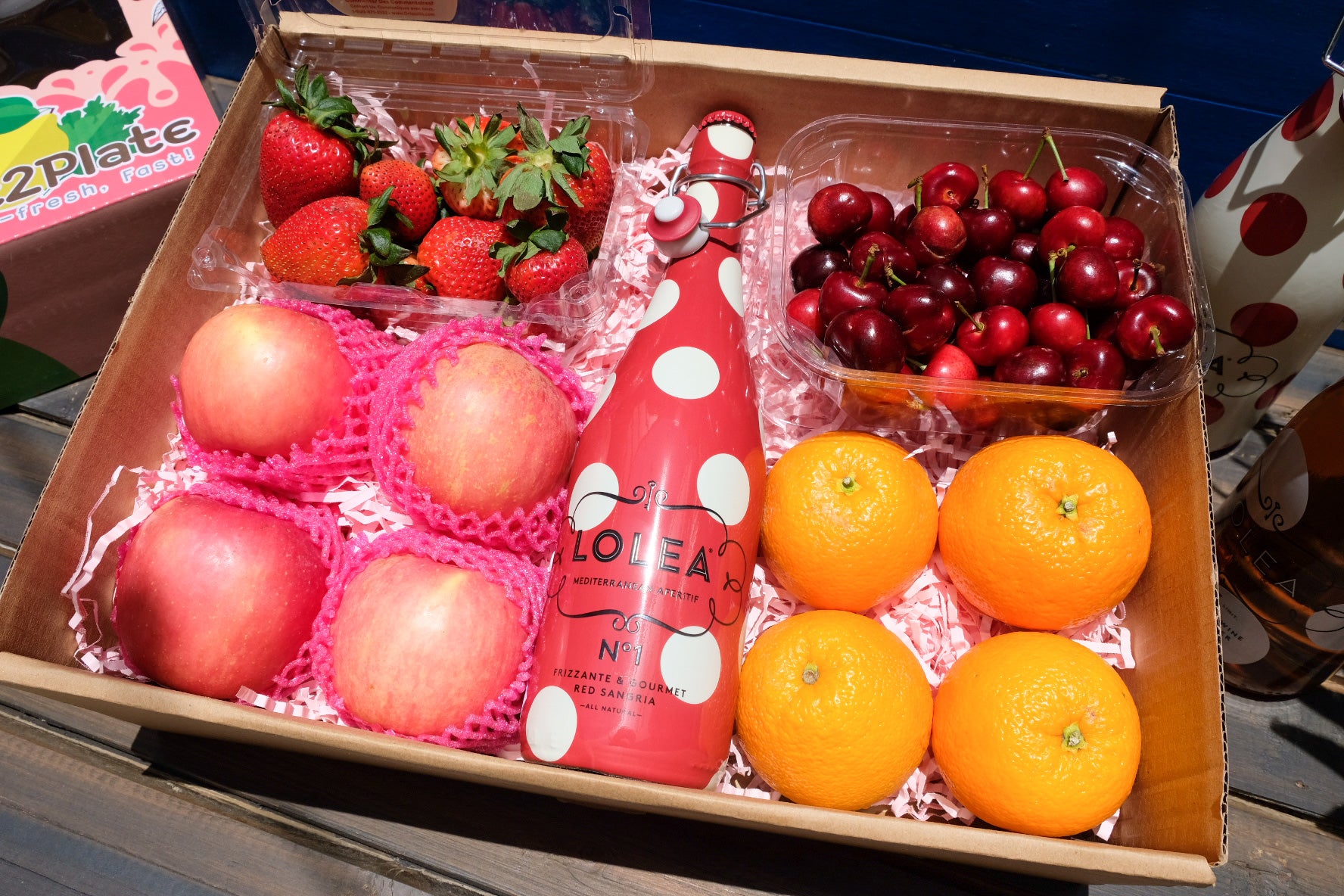 Gift Box Red Cherries half kg, Strawberries, Fuji, Orange and Red Lolea Nº1 Sangria 750ml (Holiday Gift Box)