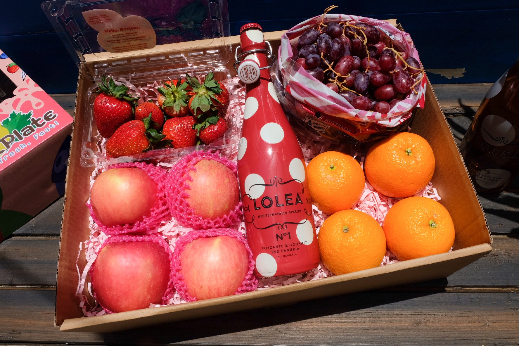 Gift Box Red Grapes, Strawberries, Orange, Fuji and Red Lolea Nº1 Sangria 750ml
