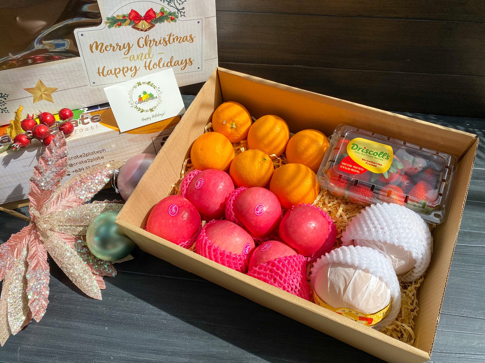 Gift Box Strawberries, Korean Pears, Fuji Apples and Oranges