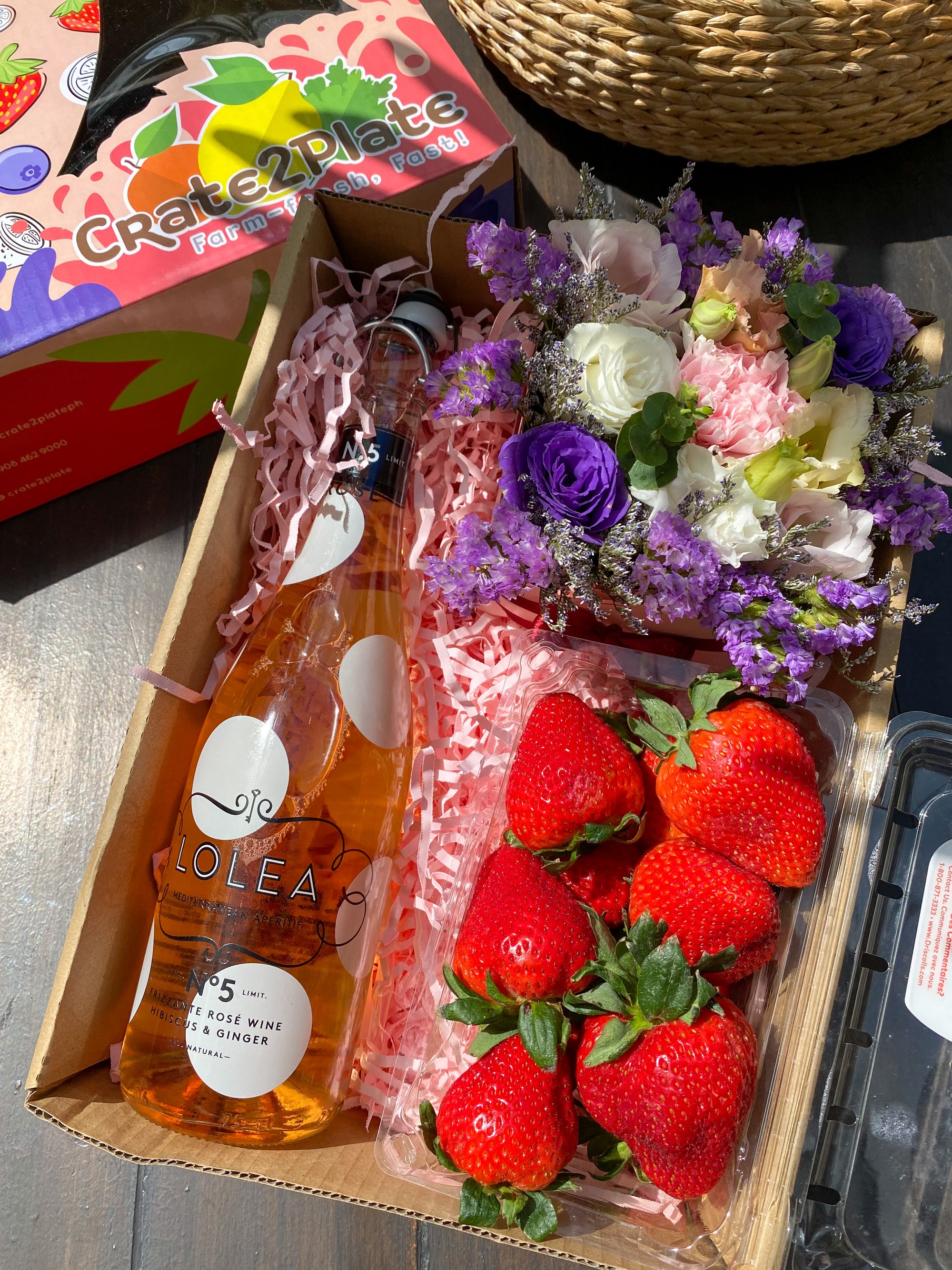 Flower Gift Box, Strawberries and Rosé Lolea Nº5 750ml