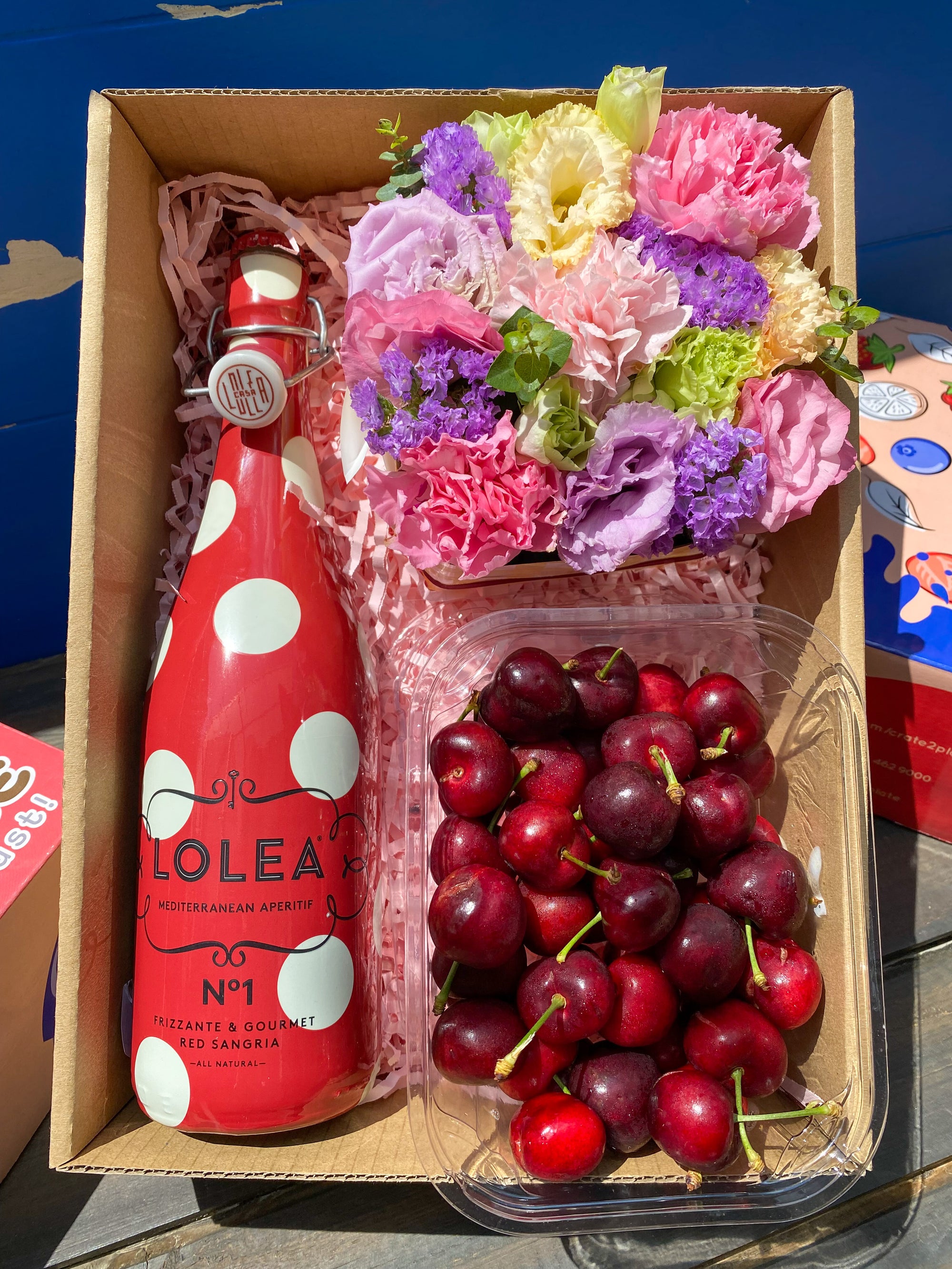 Flower Gift Box Red Cherries half kg and Red Lolea Nº1 Sangria 750ml