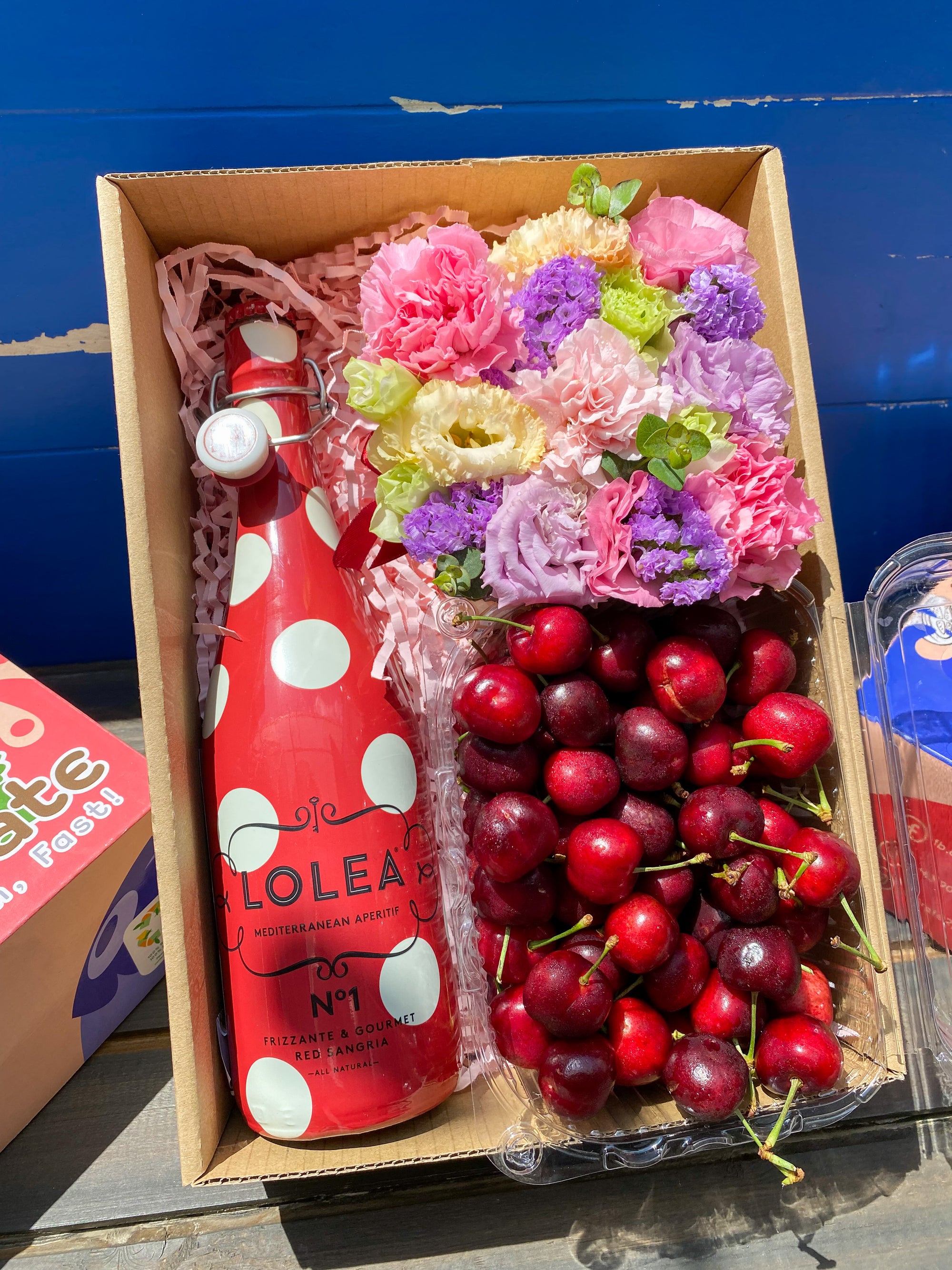 Flower Gift Box Red Cherries 1kg and Red Lolea Nº1 Sangria 750ml