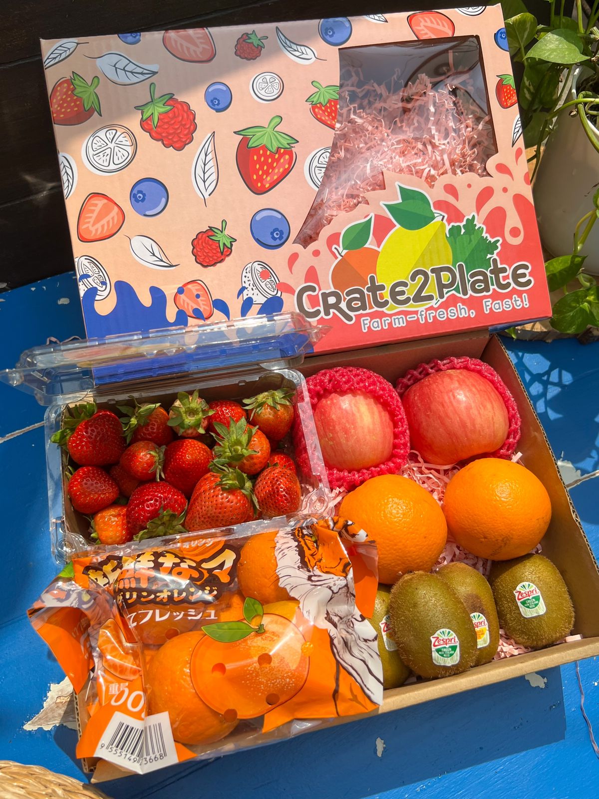 Gift Box Strawberries,Fuji, Orange.,Kiwi and Japan Mandarin Pack