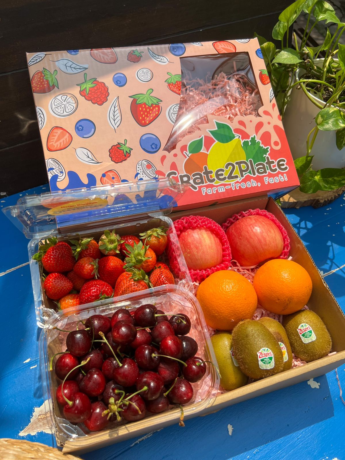 Gift Box Strawberries,Fuji, Orange.,Kiwi and Red Cherries Half Kg