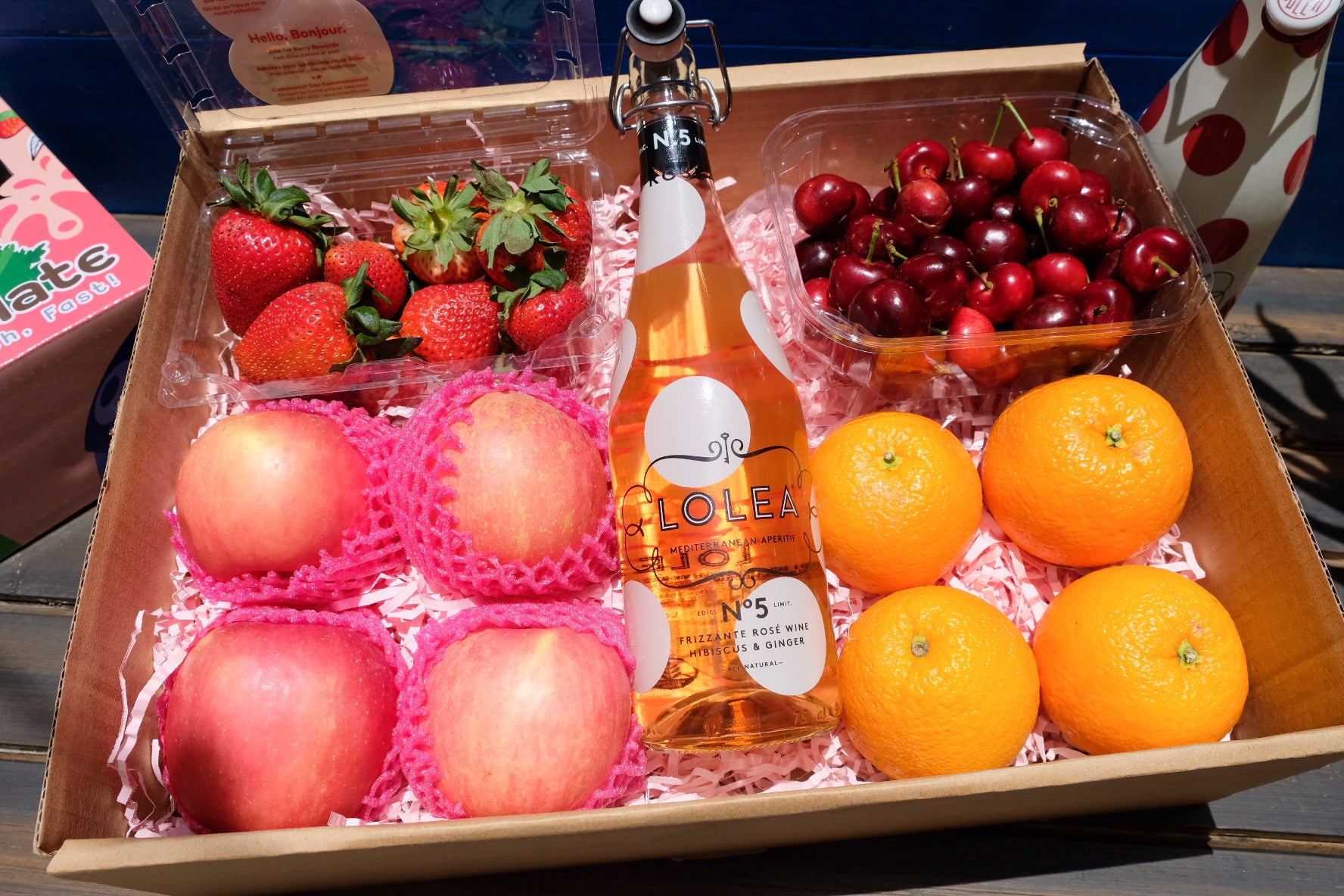 Gift Box Red Cherries half kg, Strawberries, Fuji, Orange and Rosé Lolea Nº5 750ML (Holiday Gift Box)