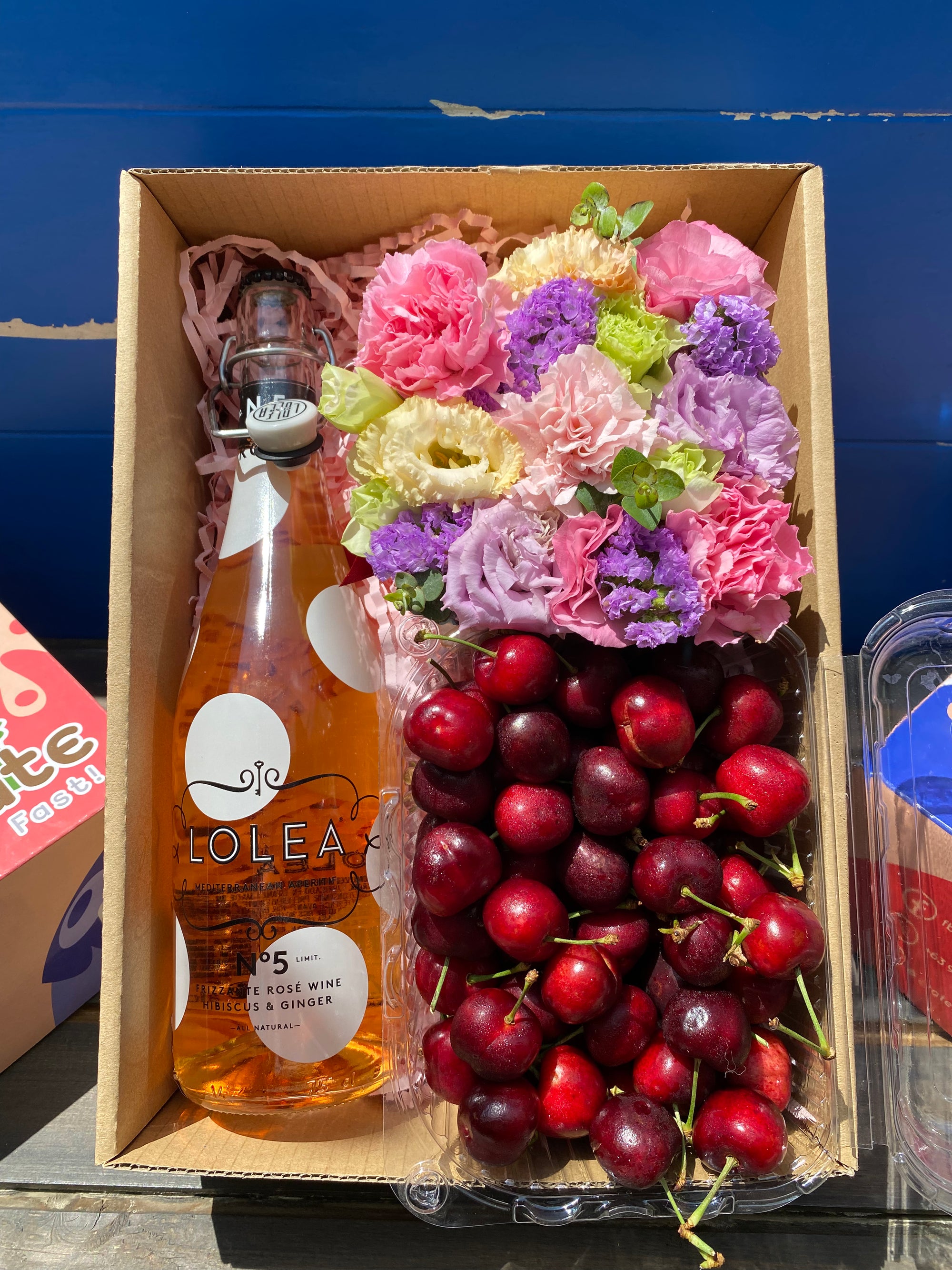 Flower Gift Box Red Cherries 1kg and Rosé Lolea Nº5 750ml