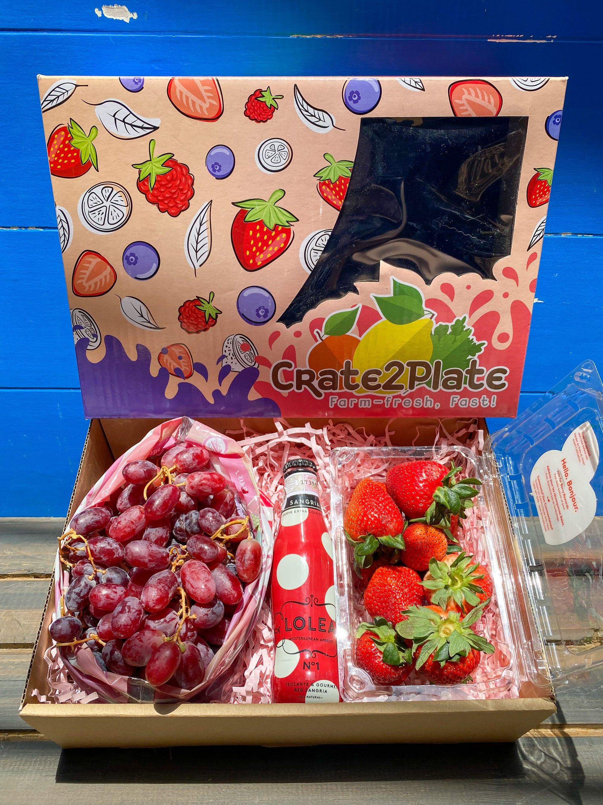 Gift Box Red Grapes, Driscoll's Strawberries and Red Lolea Nº1 Sangria 200ml