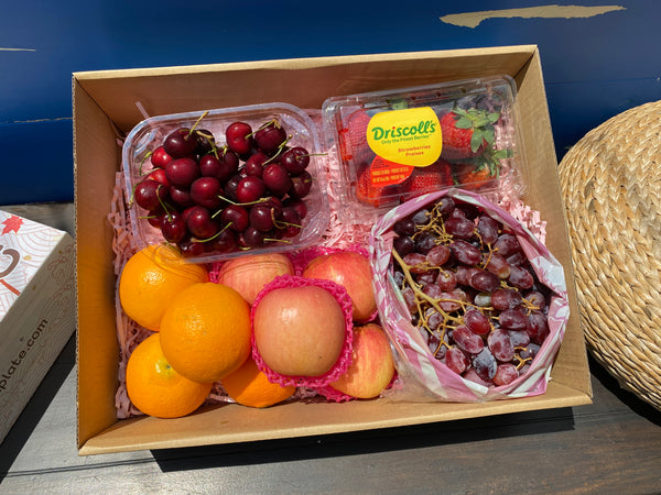 Gift Box Strawberries, Red Cherries half kg, Red Grapes, Fuji and Orange