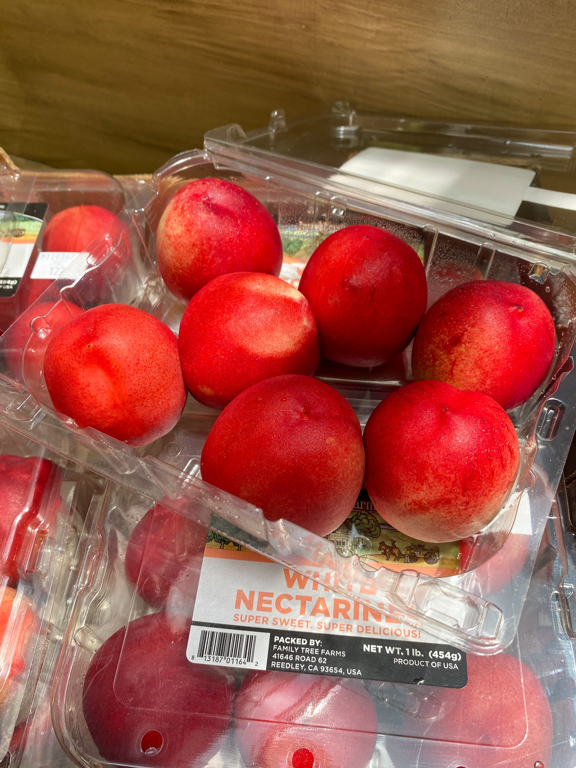Buy 2 US White Nectarines Clamshell Pack for only Php 800