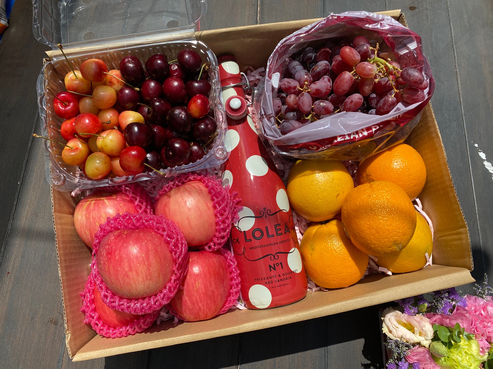 Gift Box US Cherry Duo, Red Grapes , Fuji, Orange and Red Lolea No.1 750ml