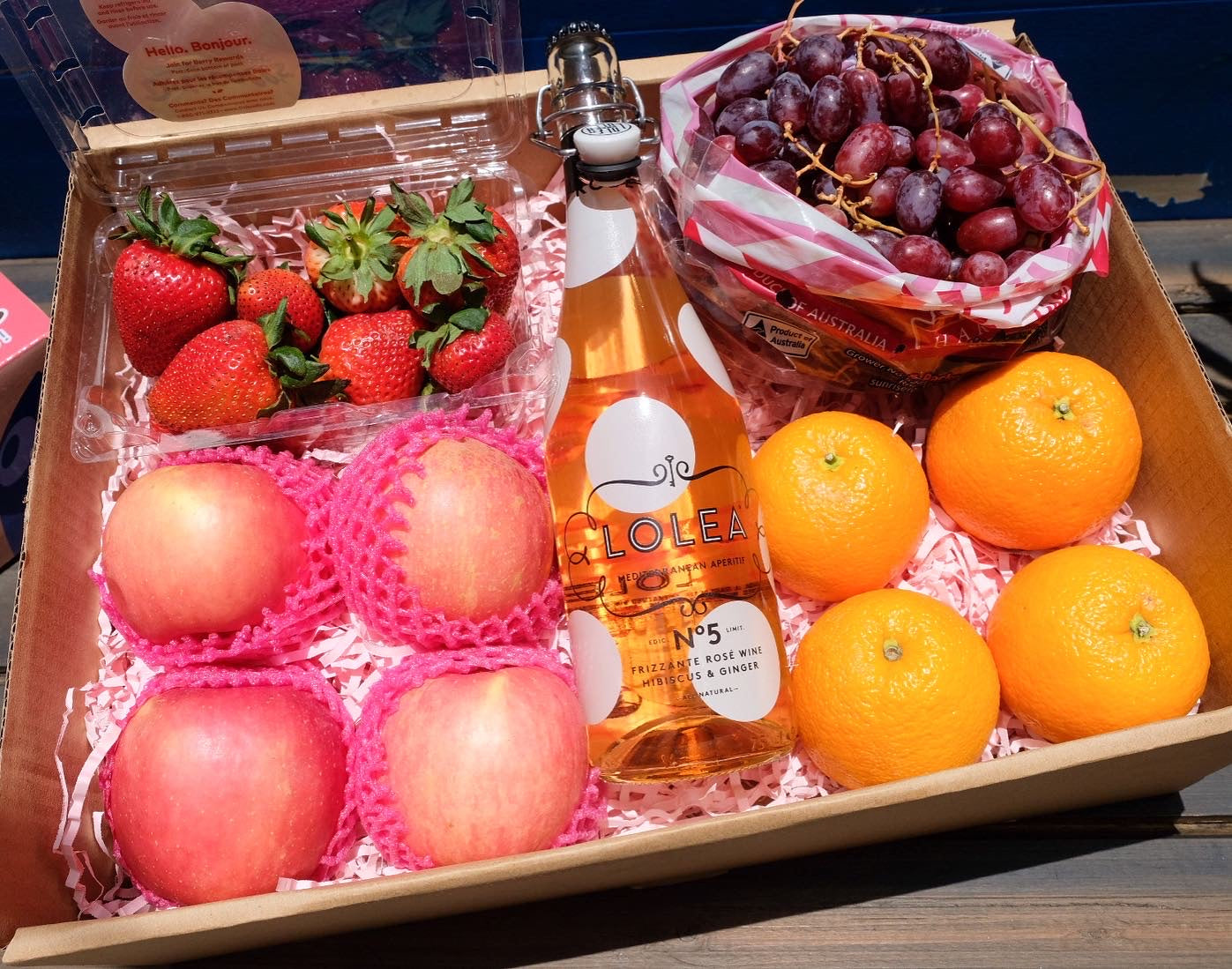 Gift Box Red Grapes, Strawberries, Fuji, Orange and Rosé Lolea Nº5 750ML